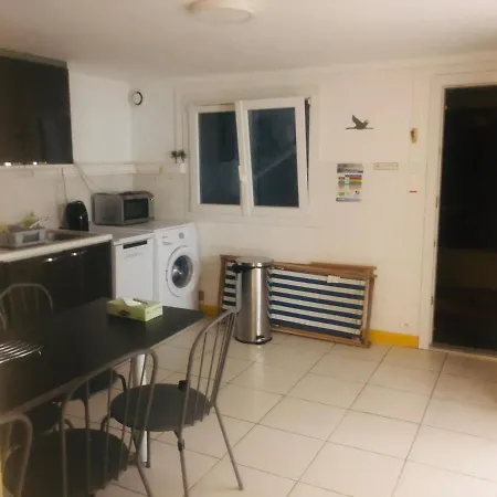 Maison Du Cedre 펜션 카발레르쉬르메르